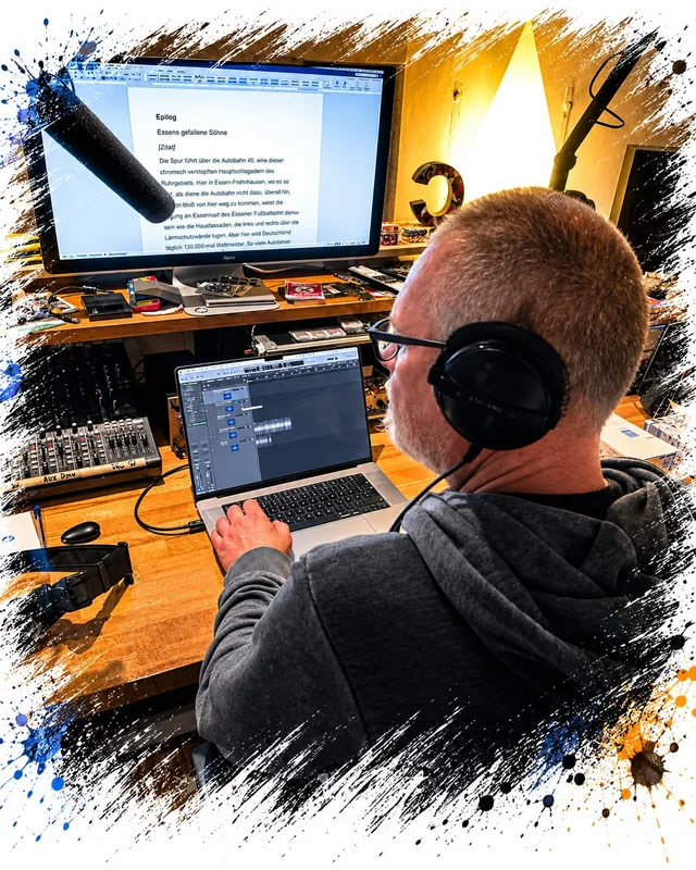 Tonmeister mit Kopfhörern am Laptop, auf dem Bildschirm der Text des Epilogs