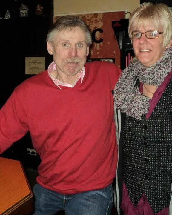 Michael Tönnies im roten Pullover mit Nicki Beaujean in einer Kneipe