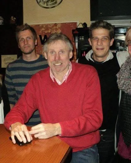 Michael Tönnies mit vier Freundinnen und Freunden am Kneipentisch