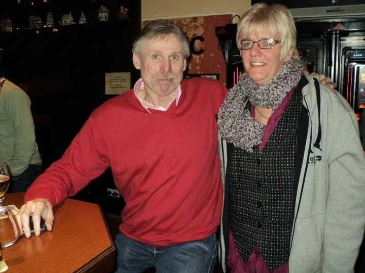 Michael Tönnies im roten Pullover legt den Arm um Nicki Beaujean