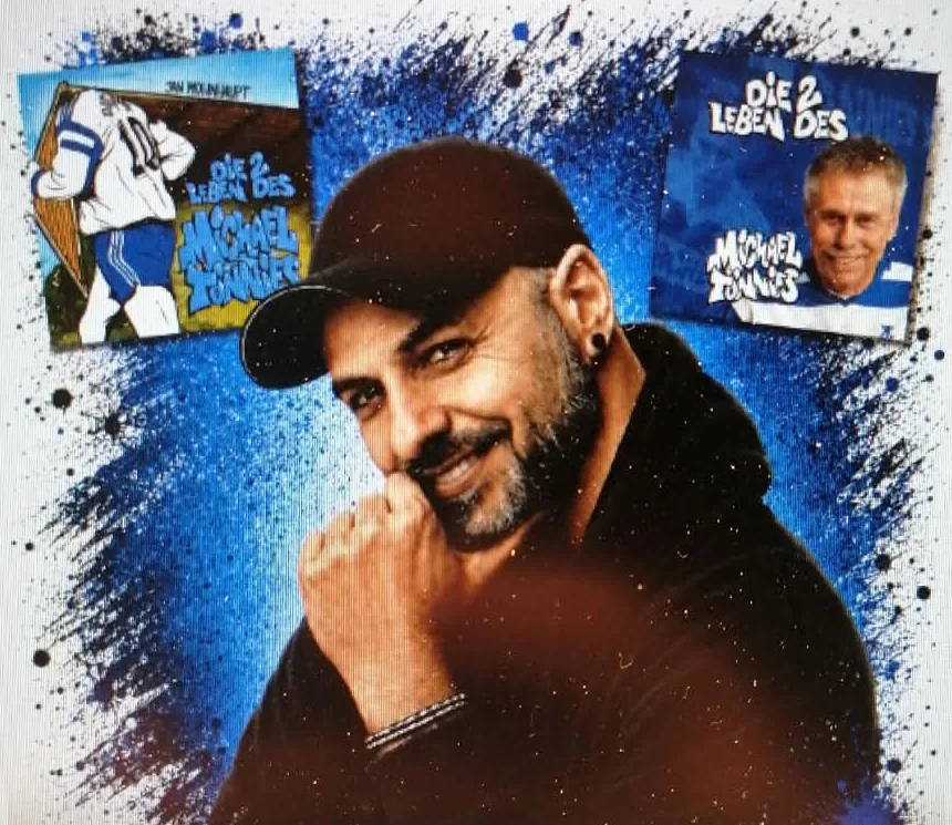 Jörg Kaiser mit Kappe und Bart vor blauen Farbspritzern, dahinter die Motive der Hörbuch-CD
